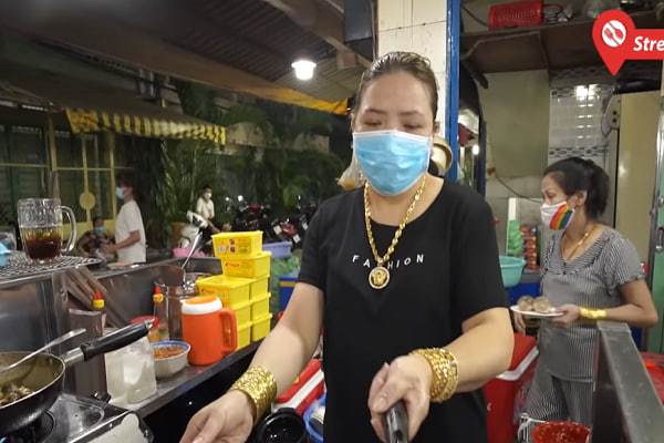 &Ocirc;ng chủ qu&aacute;n ốc đeo 116 lượng v&agrave;ng thu h&uacute;t thực kh&aacute;ch tại TP . HCM - Ảnh 3.