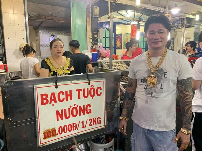&Ocirc;ng chủ qu&aacute;n ốc đeo 116 lượng v&agrave;ng thu h&uacute;t thực kh&aacute;ch tại TP . HCM - Ảnh 1.
