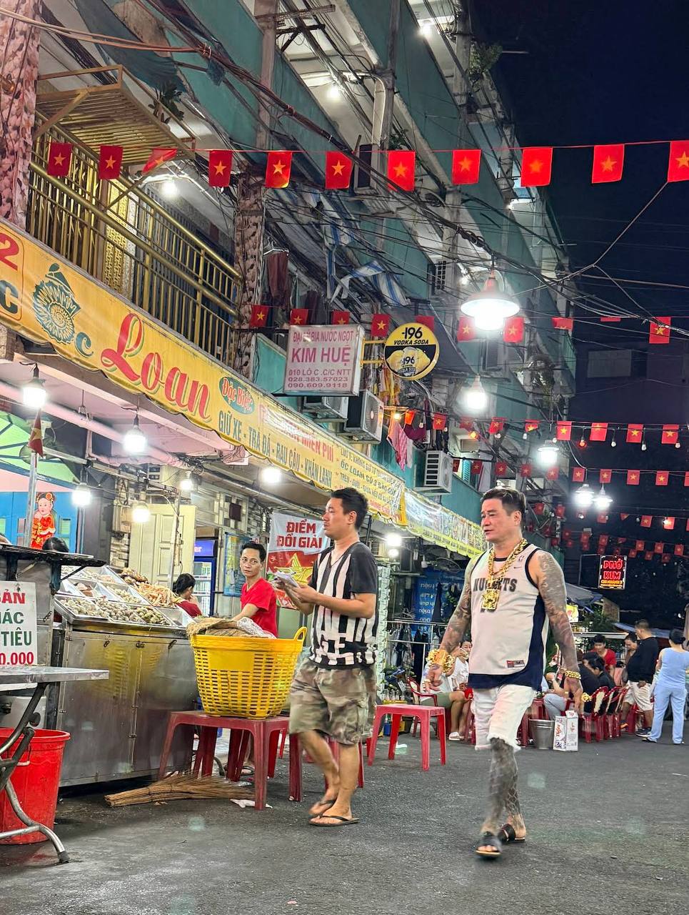 &Ocirc;ng chủ qu&aacute;n ốc đeo 116 lượng v&agrave;ng thu h&uacute;t thực kh&aacute;ch tại TP . HCM - Ảnh 2.