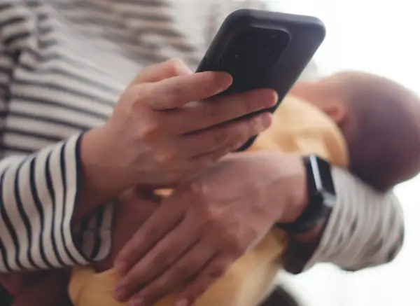 1 khảo sát mới: Bố mẹ cứ dán mắt vào điện thoại, có thể đẩy con vào hội chứng