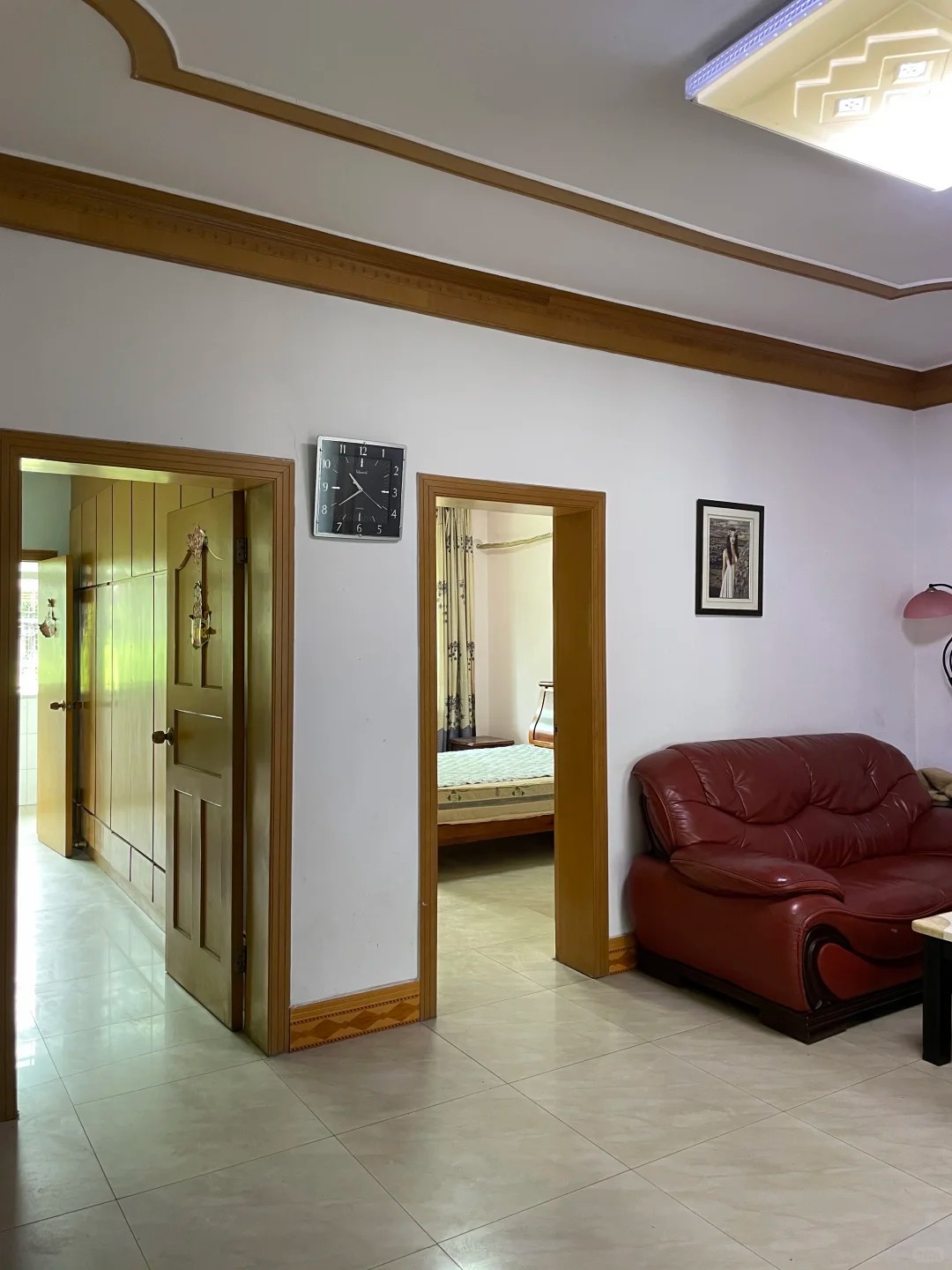 Kh&ocirc;ng phải c&ocirc;ng ch&uacute;a nhưng sống trong 