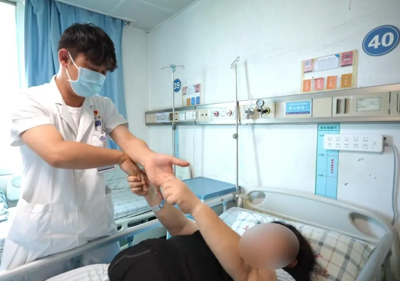 Người phụ nữ 30 tuổi bỗng bị đột quỵ giữa đ&ecirc;m d&ugrave; chỉ số sức khỏe cực đẹp, tất cả l&agrave; v&igrave; 1 th&oacute;i quen uống nước k&eacute;o d&agrave;i suốt nhiều năm - Ảnh 1.