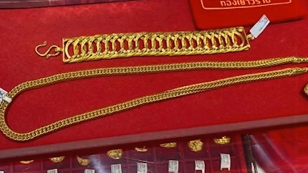 Người phụ nữ đi kh&aacute;ch sạn với trai lạ, lừa lấy d&acirc;y chuyền v&agrave;ng rồi đi mua điện thoại mới cho chồng - Ảnh 1.