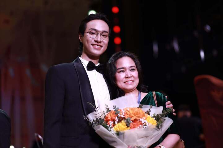 Nữ NSƯT c&oacute; con trai đang g&acirc;y sốt tại show 