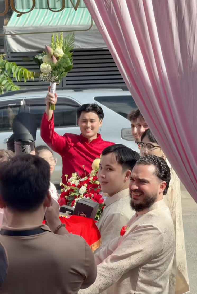 C&ocirc; d&acirc;u người Đức lấy chồng Việt Nam hot rần rần MXH: Cả nh&agrave; g&aacute;i mặc &aacute;o d&agrave;i, nh&igrave;n mẹ c&ocirc; d&acirc;u ai cũng hiểu v&igrave; sao con g&aacute;i đẹp đến vậy - Ảnh 11.