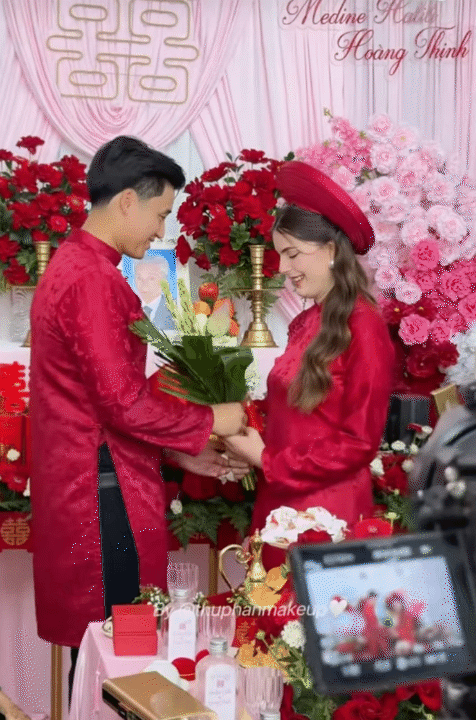 C&ocirc; d&acirc;u người Đức lấy chồng Việt Nam hot rần rần MXH: Cả nh&agrave; g&aacute;i mặc &aacute;o d&agrave;i, nh&igrave;n mẹ c&ocirc; d&acirc;u ai cũng hiểu v&igrave; sao con g&aacute;i đẹp đến vậy - Ảnh 4.