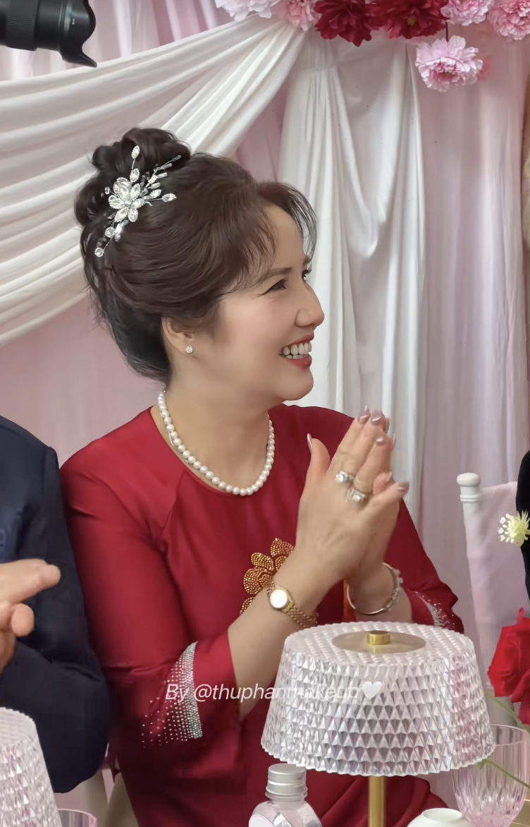 C&ocirc; d&acirc;u người Đức trong &aacute;o d&agrave;i Việt: Đ&aacute;m cưới g&acirc;y sốt 6 triệu lượt xem - Ảnh 5.