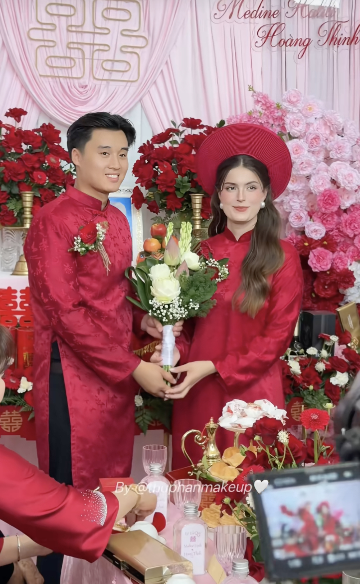 C&ocirc; d&acirc;u người Đức trong &aacute;o d&agrave;i Việt: Đ&aacute;m cưới g&acirc;y sốt 6 triệu lượt xem - Ảnh 6.
