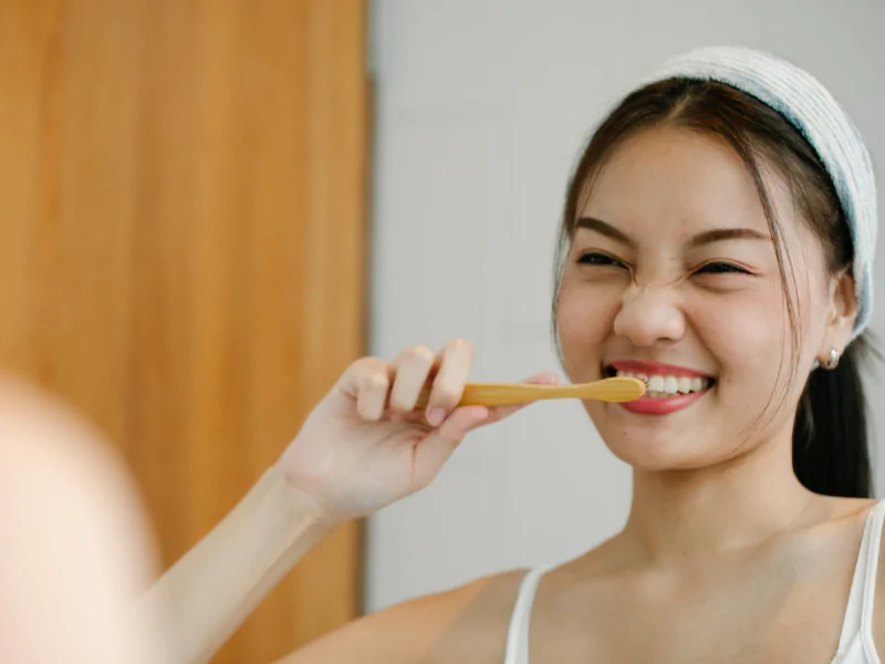 V&igrave; sao đ&aacute;nh răng 3 lần mỗi ng&agrave;y vẫn bị h&ocirc;i miệng? - Ảnh 1.