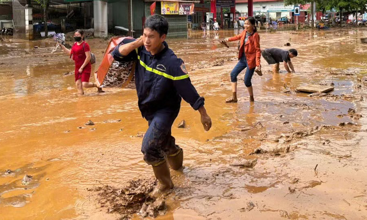 Mưa lũ Sơn La g&acirc;y sập khu nh&agrave; b&aacute;n tr&uacute; Trường Tiểu học v&agrave; THCS Mường Trai - Ảnh 1.