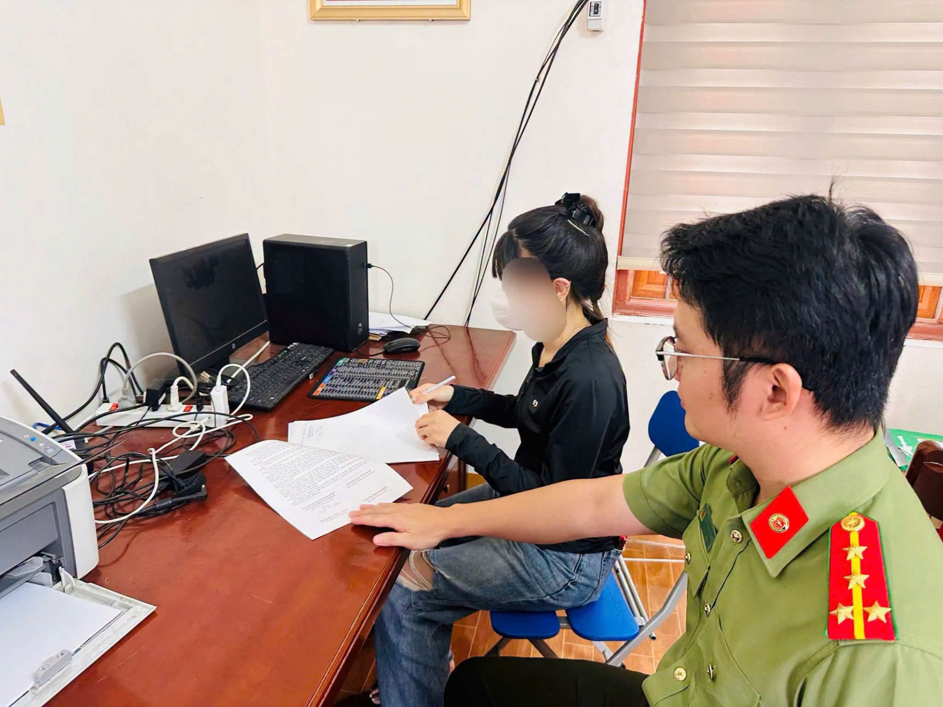 Nữ c&ocirc;ng nh&acirc;n Hải Ph&ograve;ng bị phạt v&igrave; tung tin giả về nhiễm HIV - Ảnh 1.