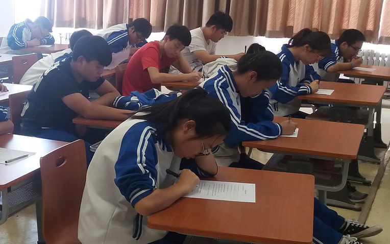 Trường học điều tra t&agrave;i sản gia đ&igrave;nh học sinh g&acirc;y tranh c&atilde;i tại Trung Quốc - Ảnh 1.