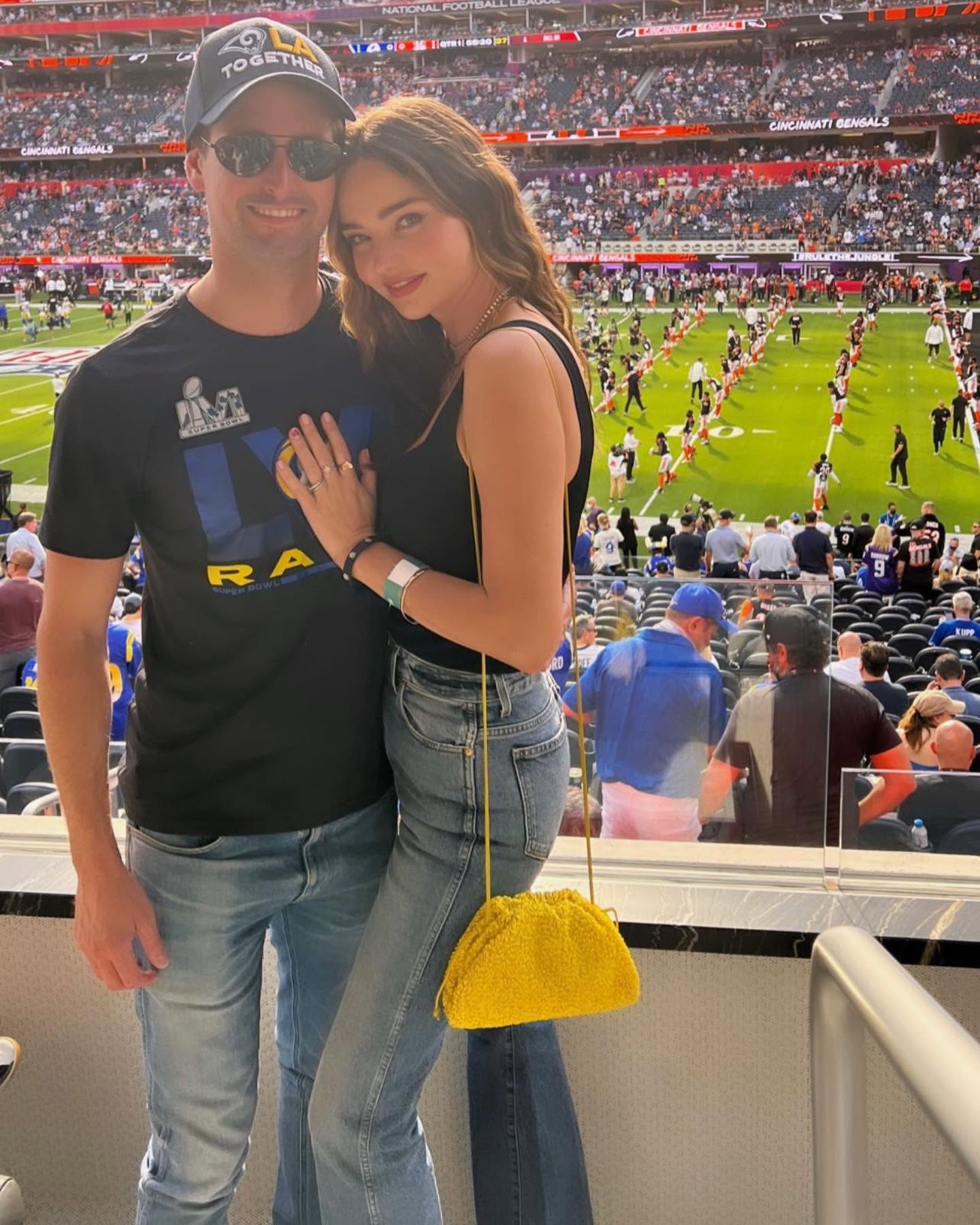 Vợ tỷ phú công nghệ Miranda Kerr khoe sắc trẻ đẹp đi xem World Cup 2026 - Ảnh 6. Vợ tỷ phú công nghệ Miranda Kerr khoe sắc trẻ đẹp đi xem World Cup 2026 - Ảnh 6.