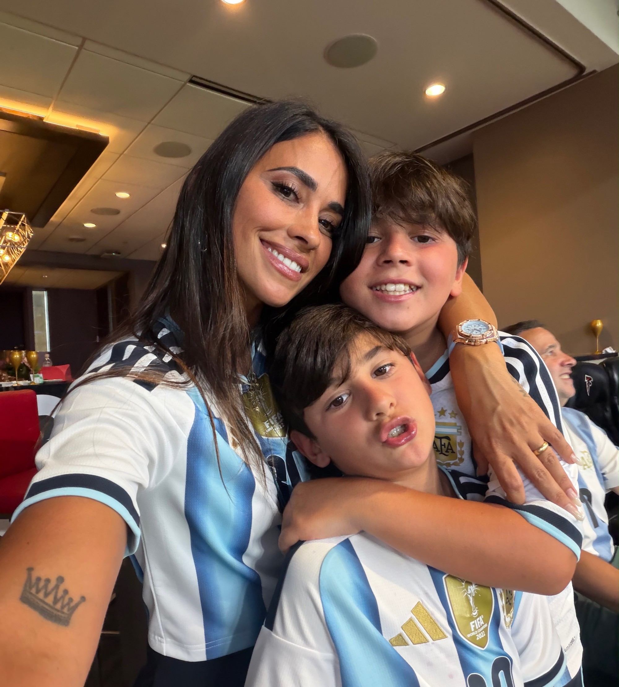 Antonela Roccuzzo khoe sắc bên Messi tại World Cup 2026, cùng tình yêu mẹ và bé - Ảnh 3. Antonela Roccuzzo khoe sắc bên Messi tại World Cup 2026, cùng tình yêu mẹ và bé - Ảnh 3.