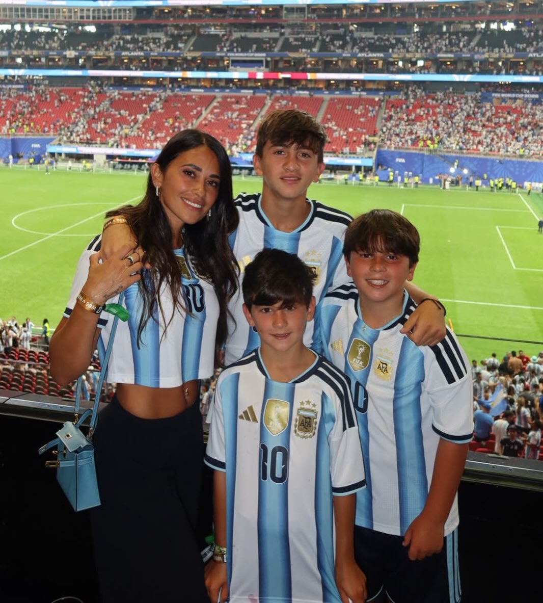 Antonela Roccuzzo khoe sắc bên Messi tại World Cup 2026, cùng tình yêu mẹ và bé - Ảnh 2. Antonela Roccuzzo khoe sắc bên Messi tại World Cup 2026, cùng tình yêu mẹ và bé - Ảnh 2.
