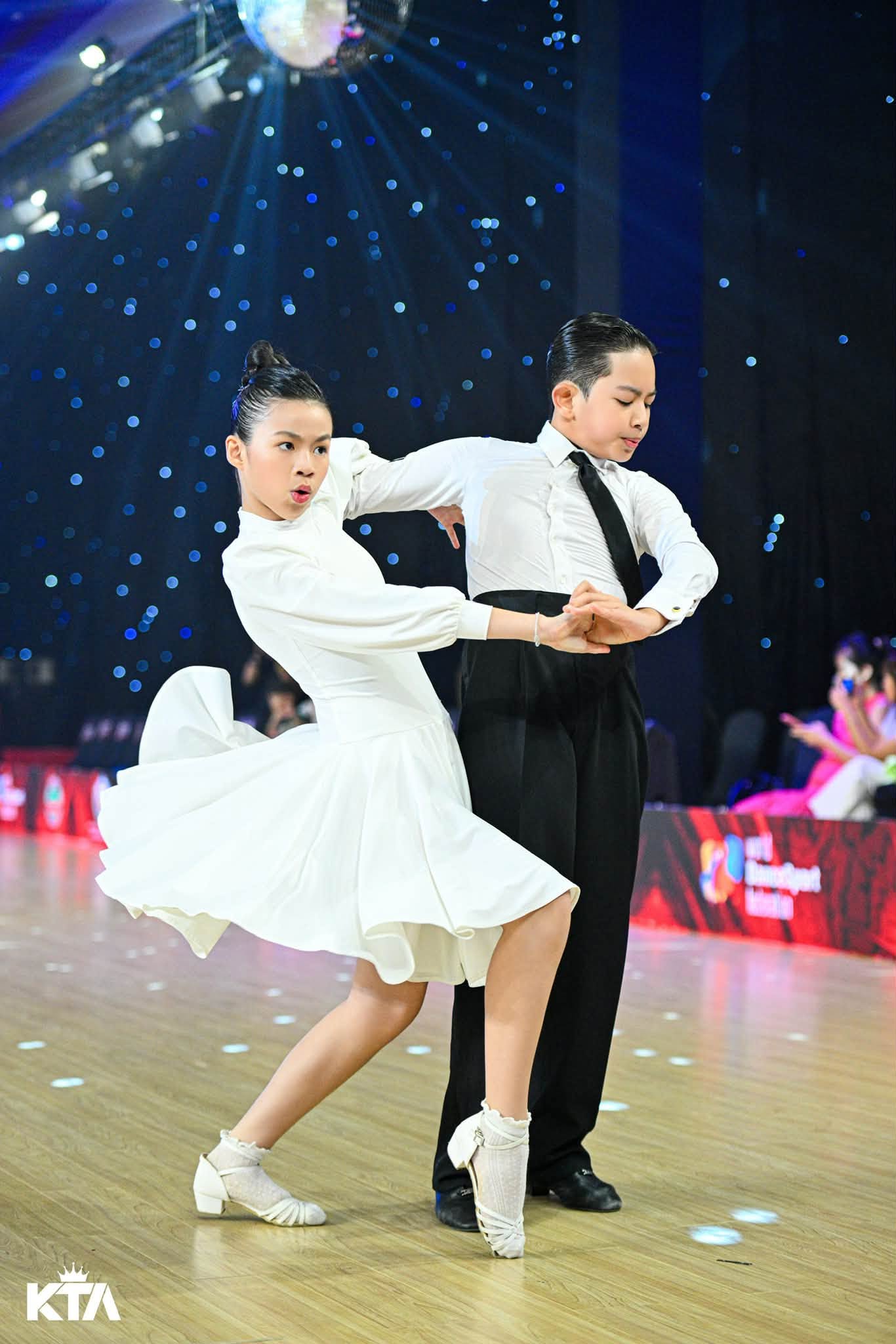 B&eacute; Kubi v&agrave; May xuất sắc gi&agrave;nh 8 HCV ch&acirc;u &Aacute; tại WDSF Vietnam DanceSport Festival 2026 - Ảnh 3.