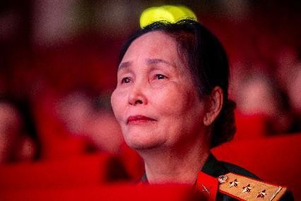 C&ocirc;ng diễn &ldquo;Đất Nước Thi&ecirc;n H&ugrave;ng Ca&rdquo;: 75 ph&uacute;t khiến kh&aacute;n giả đi từ cho&aacute;ng ngợp đến vỡ &ograve;a - Ảnh 7.