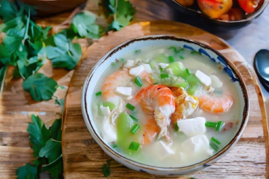 Chỉ 10 ph&uacute;t l&agrave; nấu được m&oacute;n canh ngọt ngon hương vị thơm lừng khiến ai cũng muốn ăn th&ecirc;m 2 b&aacute;t cơm - Ảnh 1.
