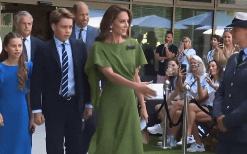 Gia đ&igrave;nh Th&acirc;n vương William xuất hiện tại Wimbledon C&ocirc;ng ch&uacute;a Charlotte chiếm spotlight - Ảnh 1.