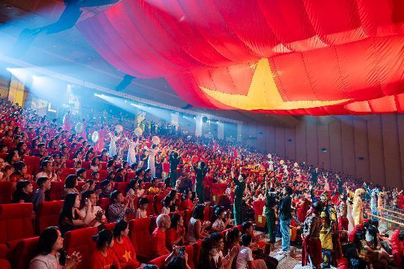 C&ocirc;ng diễn &ldquo;Đất Nước Thi&ecirc;n H&ugrave;ng Ca&rdquo;: 75 ph&uacute;t khiến kh&aacute;n giả đi từ cho&aacute;ng ngợp đến vỡ &ograve;a - Ảnh 5.