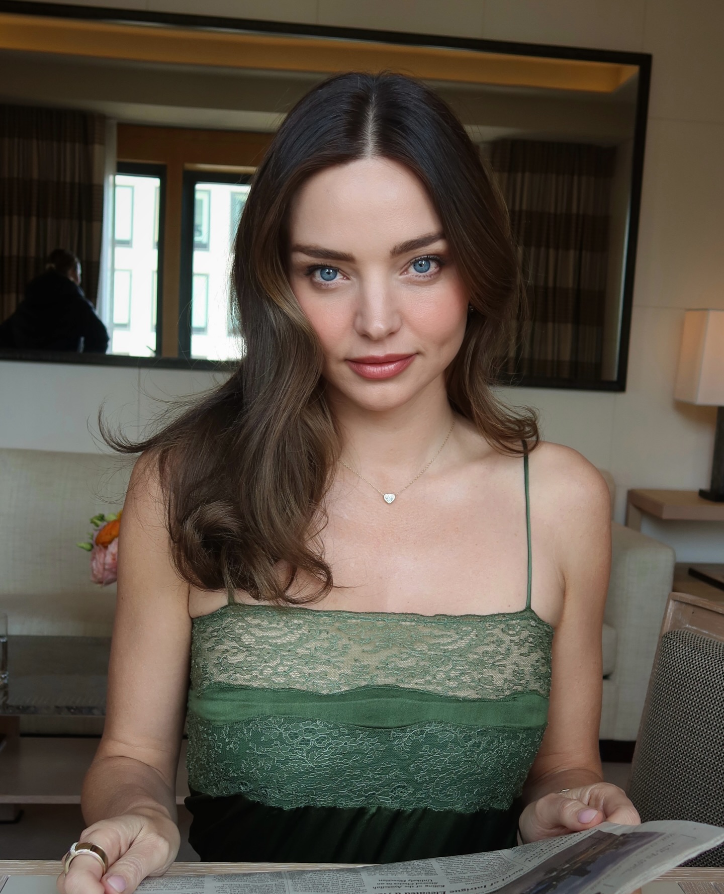 Vợ tỷ ph&uacute; c&ocirc;ng nghệ Miranda Kerr khoe sắc trẻ đẹp đi xem World Cup 2026 - Ảnh 3.