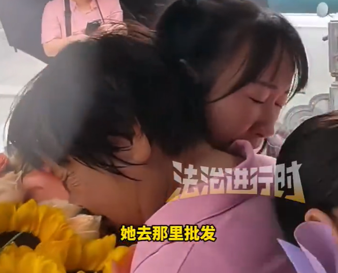 Bị lạc người th&acirc;n 35 năm, người phụ nữ bất ngờ đo&agrave;n tụ ở b&ecirc;n kia đường - Ảnh 1.