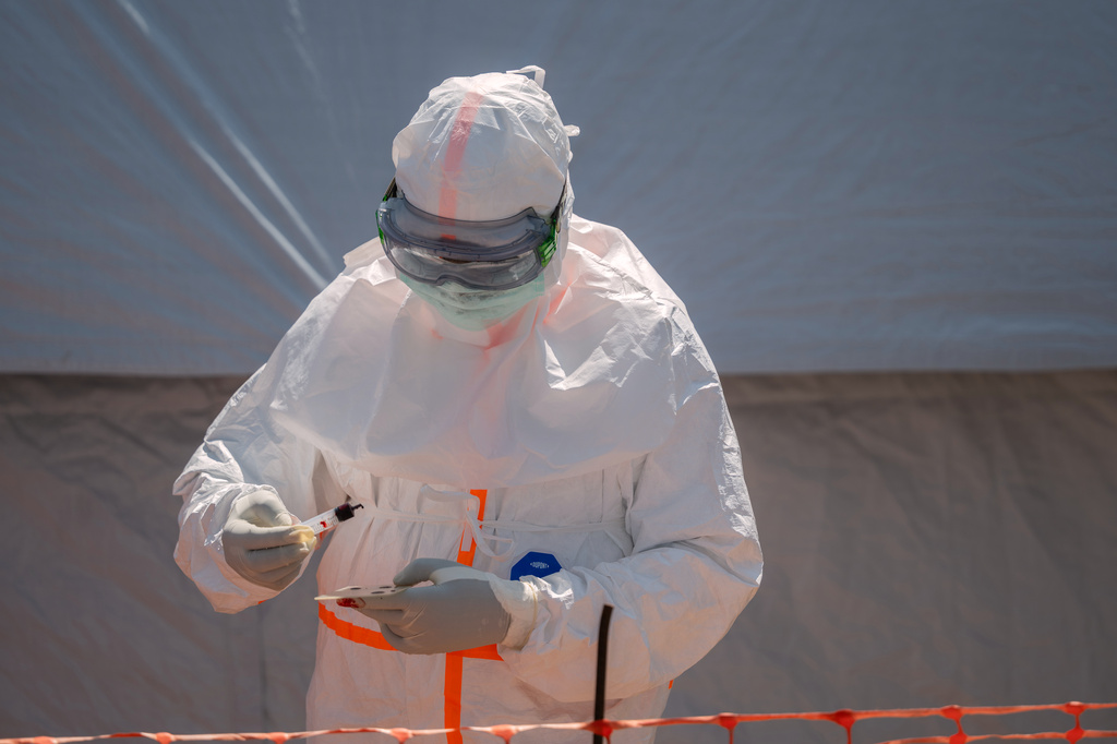 WHO cảnh b&aacute;o nhiều ca Ebola chưa x&aacute;c định được nguồn l&acirc;y - Ảnh 1.