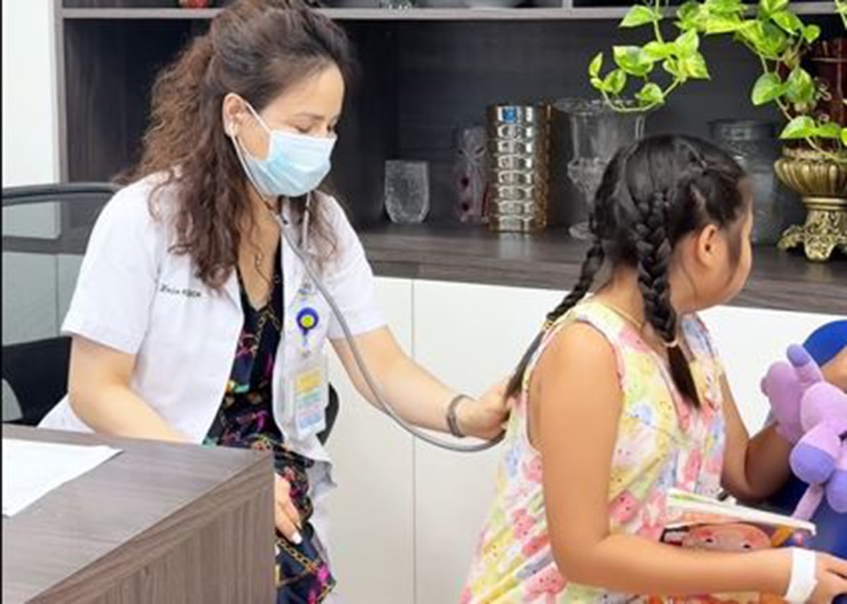 Con sốt, ho rồi mắt đỏ: Đừng vội nghĩ l&agrave; c&uacute;m, b&aacute;c sĩ chỉ dấu hiệu dễ nhận biết Adenovirus với c&uacute;m v&agrave; COVID-19 - Ảnh 2.