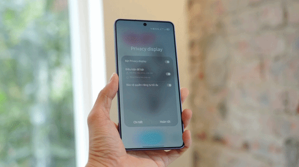 Từ danh hiệu 2025 tới Galaxy S26, Samsung đặt màn hình chống nhìn trộm đầu tiên thế giới vào túi người Việt - Ảnh 3.