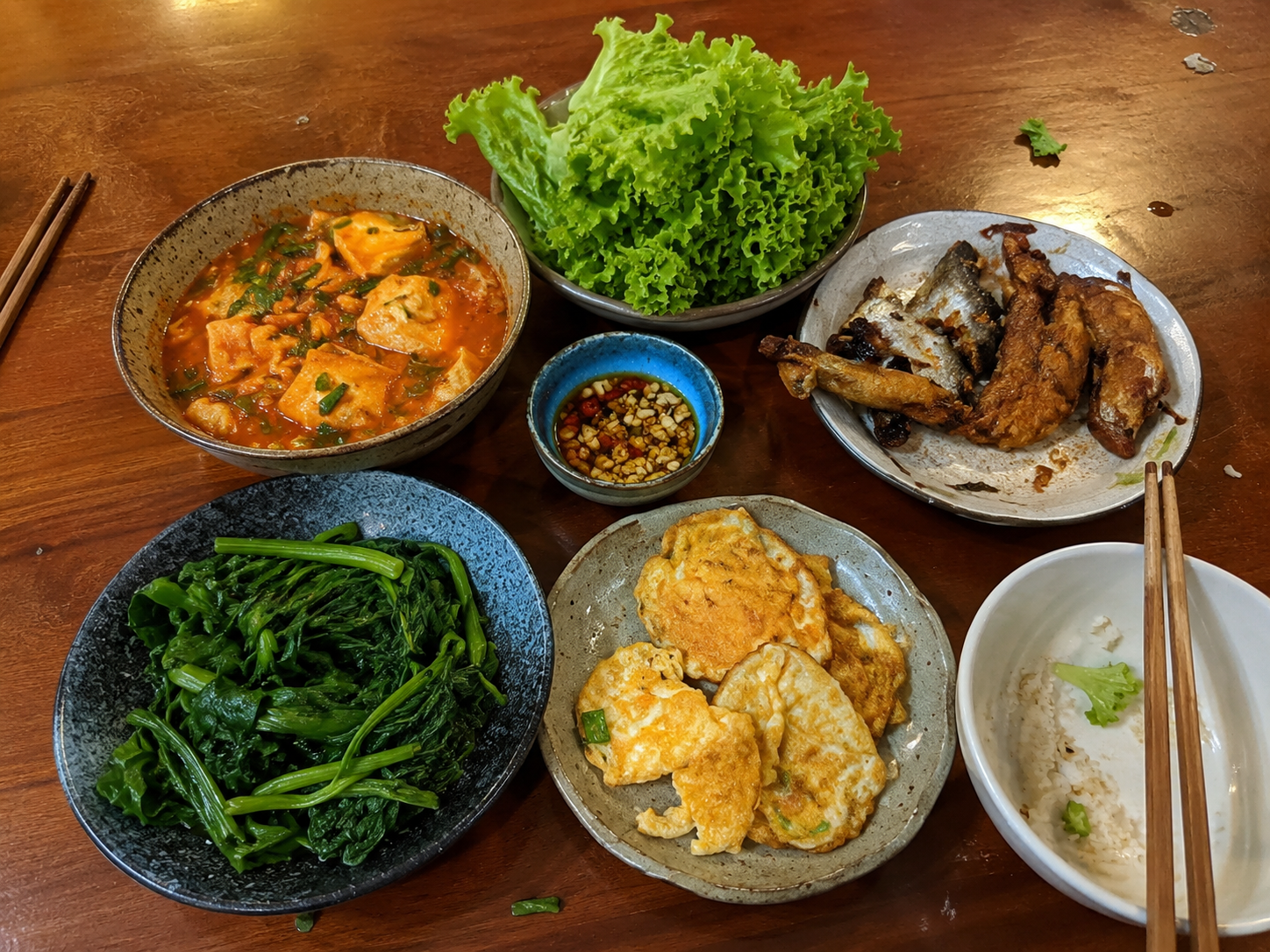 Nh&igrave;n m&acirc;m cơm nh&agrave; th&ocirc;ng gia t&ocirc;i đ&atilde; hiểu v&igrave; sao con rể lại sợ mất vợ đến vậy - Ảnh 1.