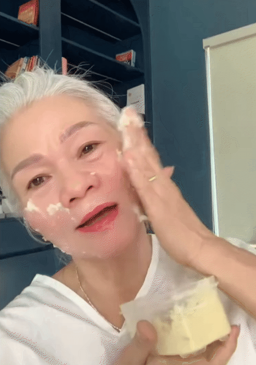 Tóc bạc phơ nhưng làn da U70 vẫn trắng mịn nhờ bí quyết chăm sóc tự nhiên - Ảnh 7. Tóc bạc phơ nhưng làn da U70 vẫn trắng mịn nhờ bí quyết chăm sóc tự nhiên - Ảnh 7.