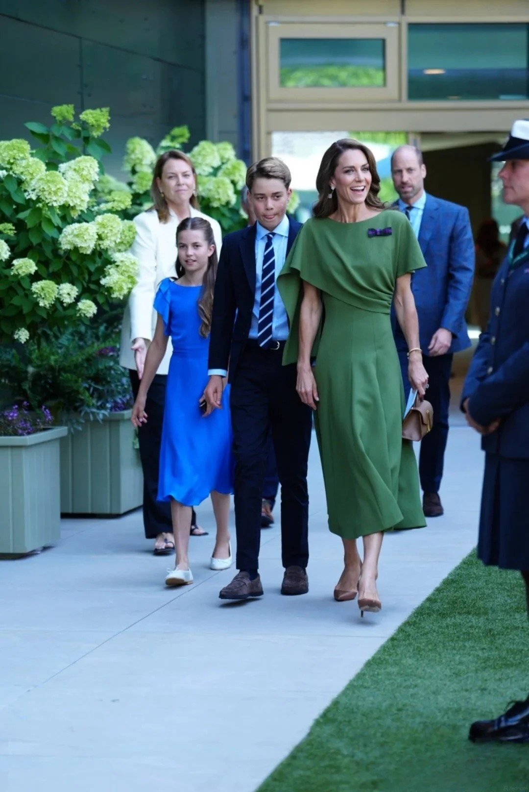 C&ocirc;ng ch&uacute;a Charlotte g&acirc;y ch&uacute; &yacute; với phong c&aacute;ch thời trang v&agrave; trang sức mới tại Wimbledon 2026 - Ảnh 1.
