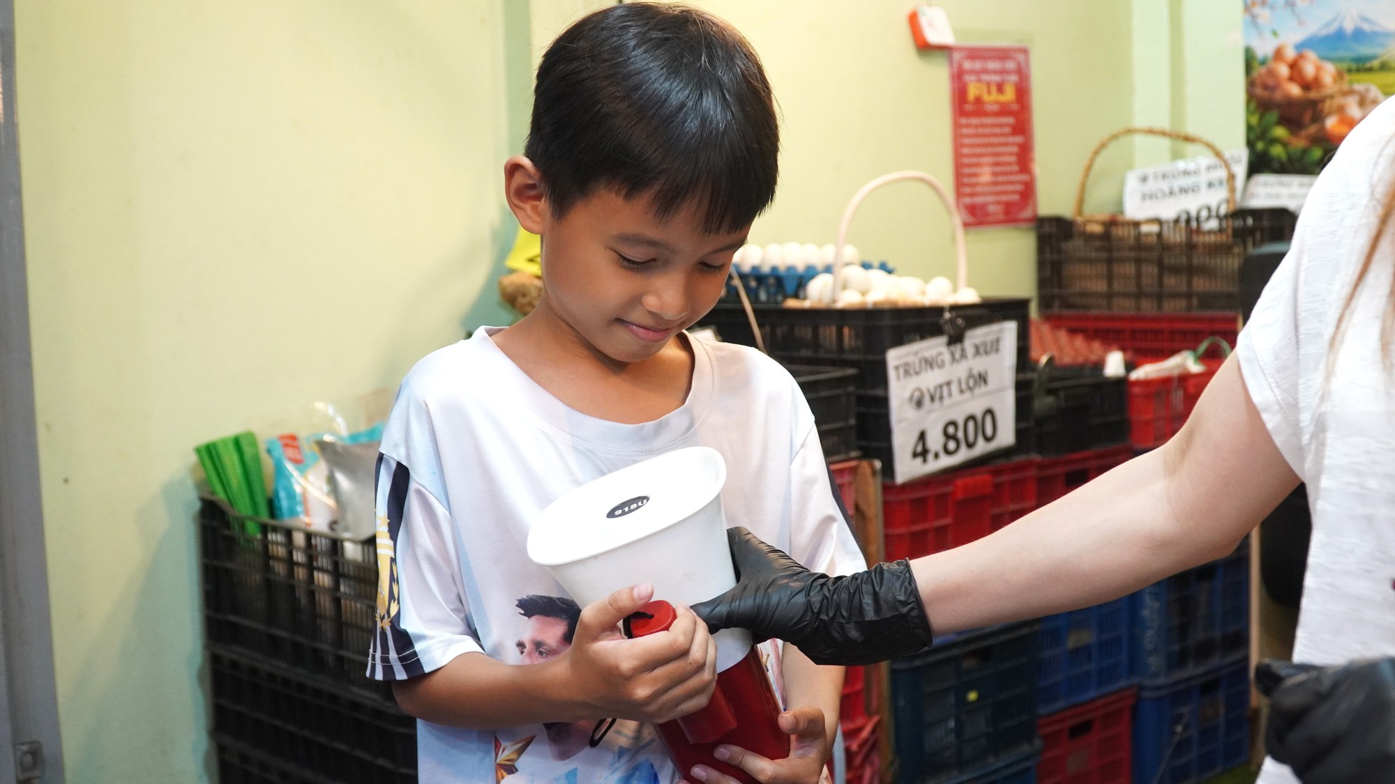Cậu b&eacute; b&aacute;n trứng 9 tuổi c&ugrave;ng tiếng rao vui vẻ khiến cả con hẻm chờ đợi mỗi chiều - Ảnh 1.