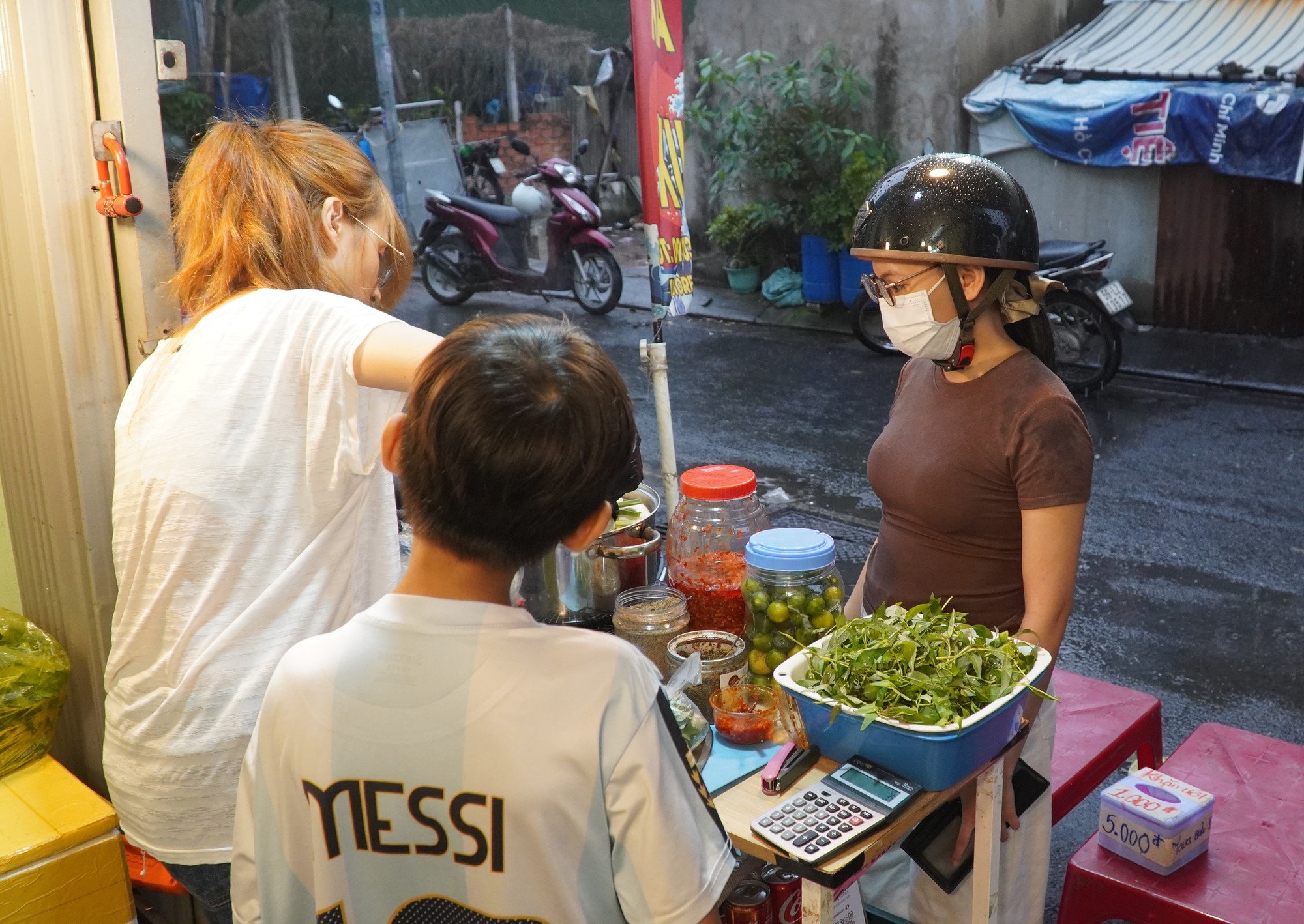 Cậu b&eacute; b&aacute;n trứng 9 tuổi c&ugrave;ng tiếng rao vui vẻ khiến cả con hẻm chờ đợi mỗi chiều - Ảnh 5.