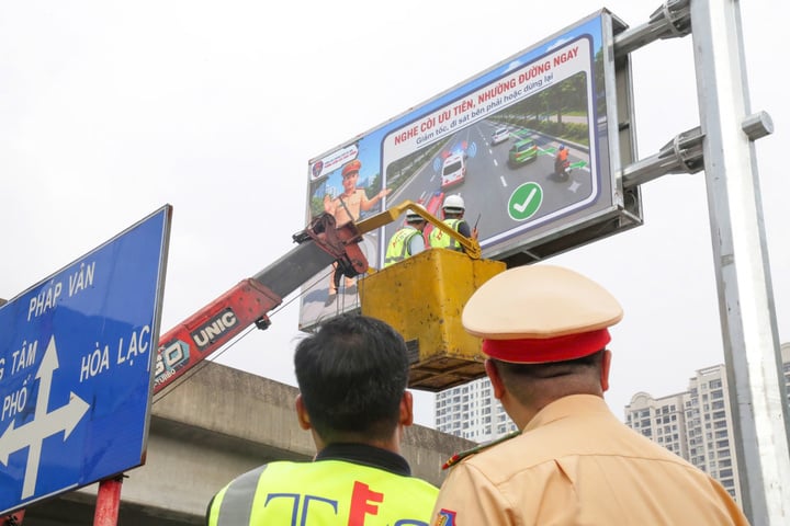 H&agrave; Nội lắp 36 m&agrave;n h&igrave;nh Led cập nhật &ugrave;n tắc , ngập &uacute;ng thời gian thực 2026 - Ảnh 2.