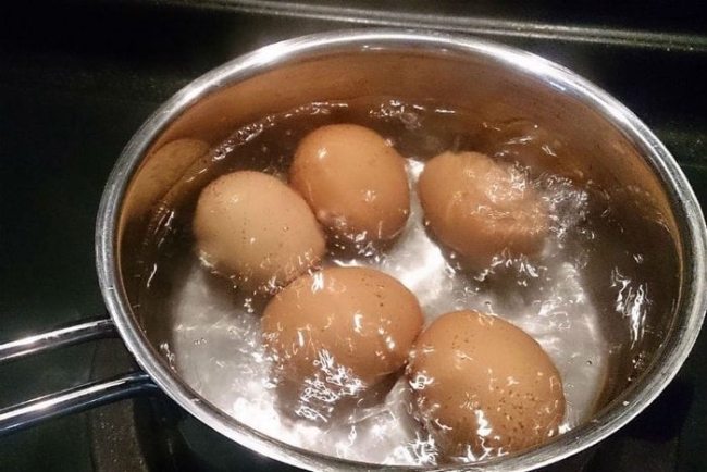Tại sao không nên rửa trứng đã luộc bằng nước máy? Rất nhiều người vẫn làm mà không biết đó là sai lầm - Ảnh 4.
