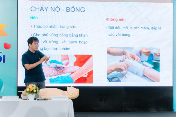 Bệnh viện Bạch Mai đồng hành Long Châu chuẩn hóa kỹ năng sơ cấp cứu cho lực lượng dược sĩ - Ảnh 2. Bệnh viện Bạch Mai đồng hành Long Châu chuẩn hóa kỹ năng sơ cấp cứu cho lực lượng dược sĩ - Ảnh 2.