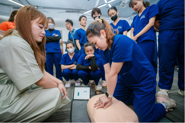 Bệnh viện Bạch Mai đồng hành Long Châu chuẩn hóa kỹ năng sơ cấp cứu cho lực lượng dược sĩ - Ảnh 3. Bệnh viện Bạch Mai đồng hành Long Châu chuẩn hóa kỹ năng sơ cấp cứu cho lực lượng dược sĩ - Ảnh 3.