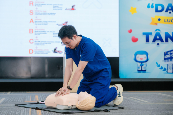 Bệnh viện Bạch Mai đồng hành Long Châu chuẩn hóa kỹ năng sơ cấp cứu cho lực lượng dược sĩ - Ảnh 4. Bệnh viện Bạch Mai đồng hành Long Châu chuẩn hóa kỹ năng sơ cấp cứu cho lực lượng dược sĩ - Ảnh 4.