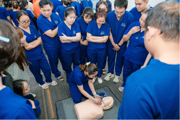 Bệnh viện Bạch Mai đồng hành Long Châu chuẩn hóa kỹ năng sơ cấp cứu cho lực lượng dược sĩ - Ảnh 6. Bệnh viện Bạch Mai đồng hành Long Châu chuẩn hóa kỹ năng sơ cấp cứu cho lực lượng dược sĩ - Ảnh 6.