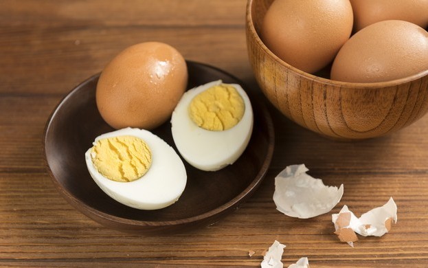 Tại sao không nên rửa trứng đã luộc bằng nước máy? Rất nhiều người vẫn làm mà không biết đó là sai lầm - Ảnh 3.