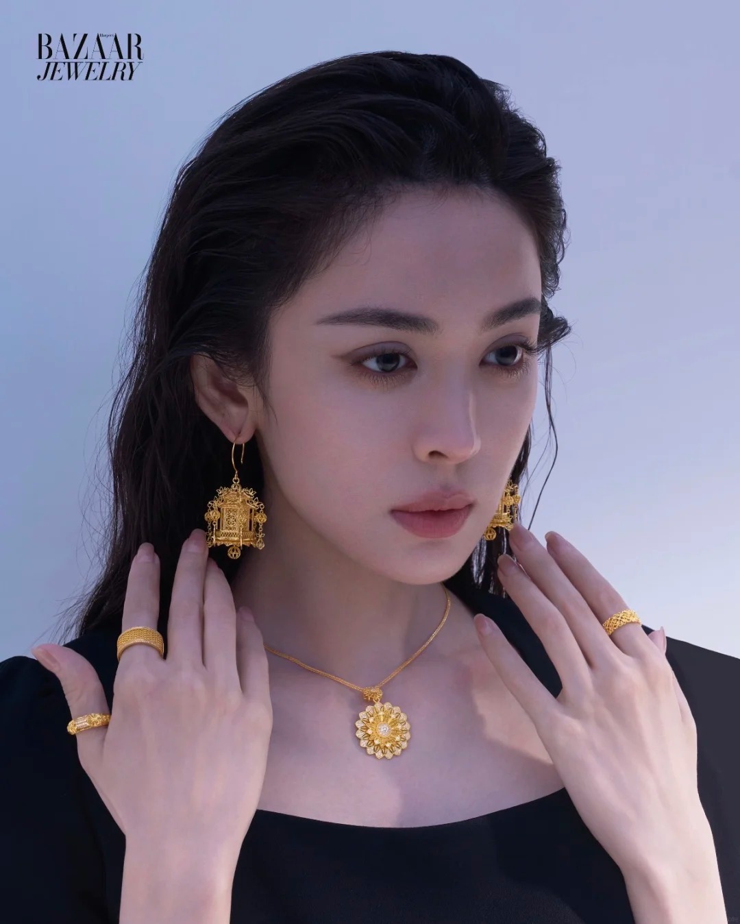 Cổ Lực Na Tr&aacute;t tỏa s&aacute;ng với trang sức v&agrave;ng thủ c&ocirc;ng: Vẻ đẹp cổ điển trong thời trang hiện đại - Ảnh 4.