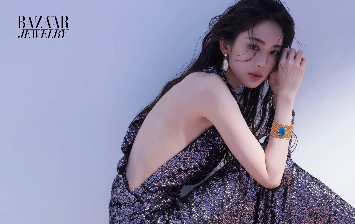 Cổ Lực Na Tr&aacute;t tỏa s&aacute;ng với trang sức v&agrave;ng thủ c&ocirc;ng: Vẻ đẹp cổ điển trong thời trang hiện đại - Ảnh 3.