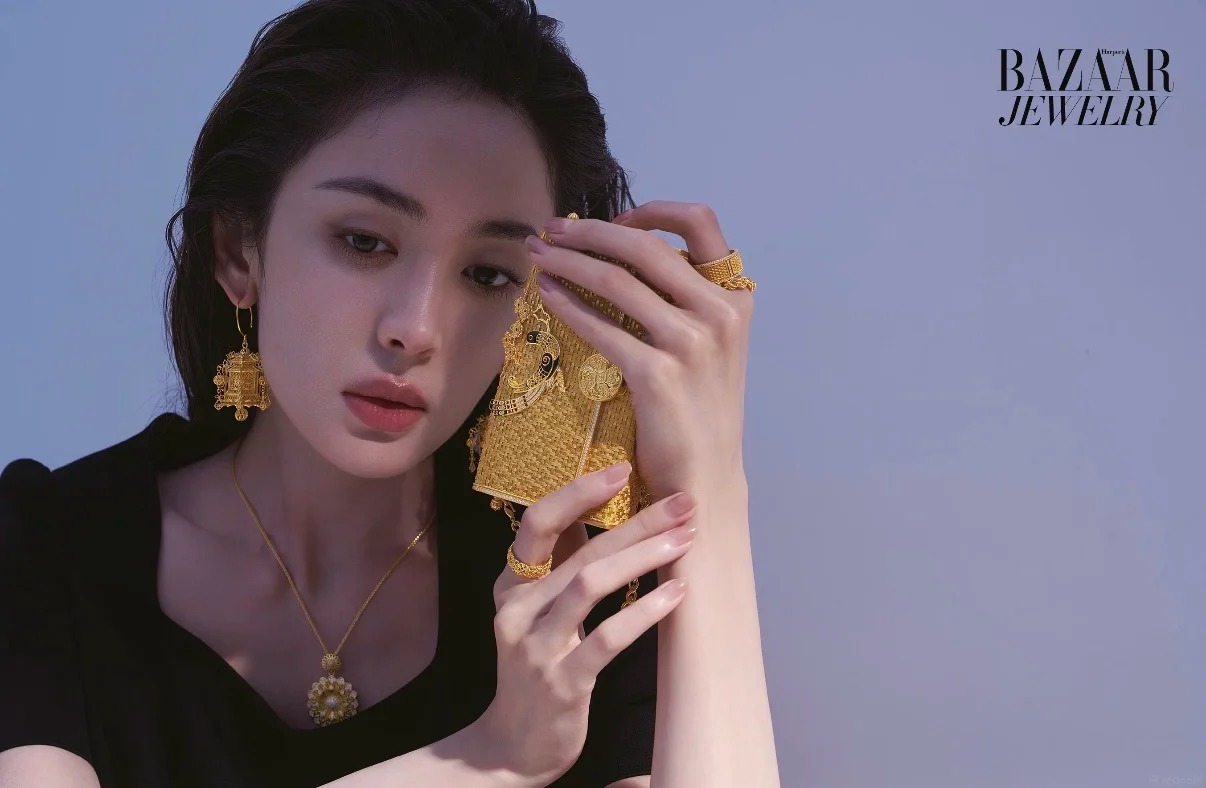 Cổ Lực Na Tr&aacute;t tỏa s&aacute;ng với trang sức v&agrave;ng thủ c&ocirc;ng: Vẻ đẹp cổ điển trong thời trang hiện đại - Ảnh 1.