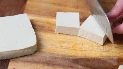 Đậu phụ chiên giòn ngon tuyệt với sốt tỏi ớt Chỉ 15 nghìn đồng - Ảnh 1. Đậu phụ chiên giòn ngon tuyệt với sốt tỏi ớt Chỉ 15 nghìn đồng - Ảnh 1.