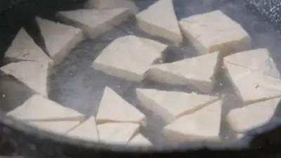 Đậu phụ chiên giòn ngon tuyệt với sốt tỏi ớt Chỉ 15 nghìn đồng - Ảnh 2. Đậu phụ chiên giòn ngon tuyệt với sốt tỏi ớt Chỉ 15 nghìn đồng - Ảnh 2.