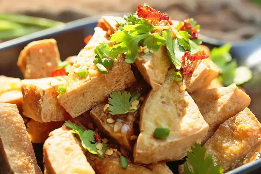 Đậu phụ chiên giòn ngon tuyệt với sốt tỏi ớt Chỉ 15 nghìn đồng - Ảnh 7. Đậu phụ chiên giòn ngon tuyệt với sốt tỏi ớt Chỉ 15 nghìn đồng - Ảnh 7.