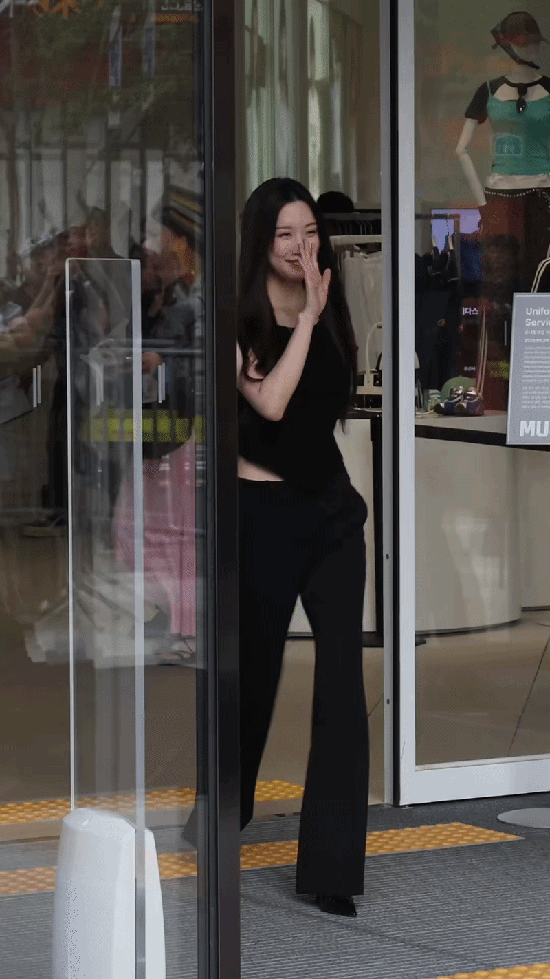 Moon Ga Young lộ diện sau nghi vấn t&igrave;nh cảm với Lee Jong Suk, sắc v&oacute;c bị n&oacute;i 