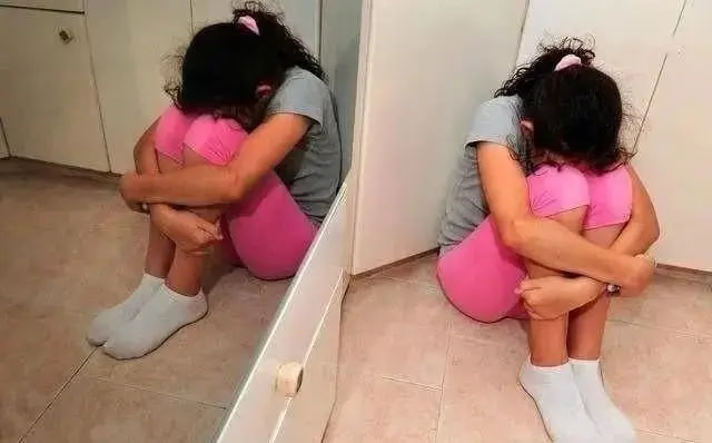 Thấy con gái 8 tuổi liên tục kẹp chặt 2 chân, mẹ liền nổi giận mắng mỏ 1 trận để rồi sau đó hối hận vô cùng - Ảnh 1.