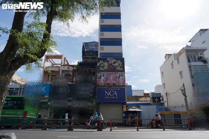 Tiệm v&agrave;ng kim L&yacute; v&agrave; Ngọc Ch&acirc;u &Acirc;u đ&oacute;ng cửa do điều tra bu&ocirc;n lậu kim cương - Ảnh 1.